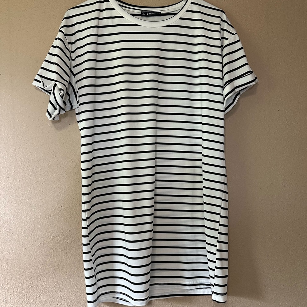 SHEIN Black and White Boxy Relaxed T-Shirt
